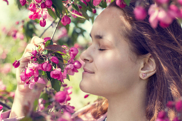 Chica joven en un huerto de manzanas en la primavera
 - Foto, Imagen