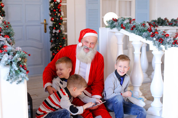 Santa Claus paying with kids. - Photo, Image