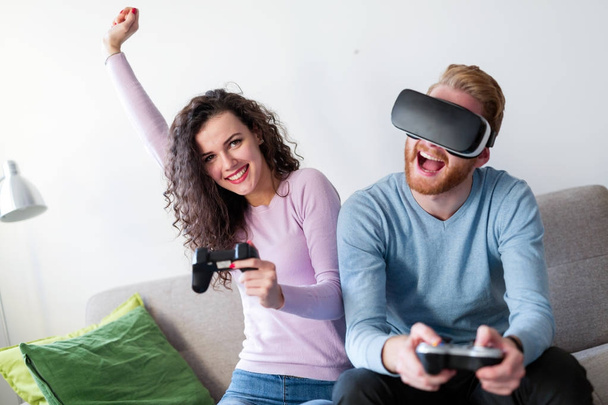 young couple playing video games - Zdjęcie, obraz