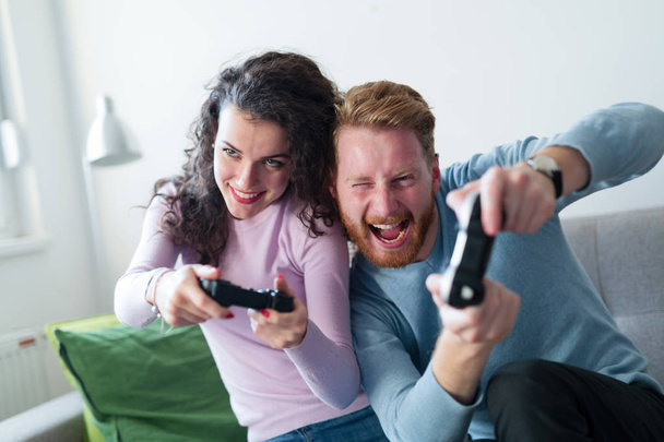 couple playing video games - Zdjęcie, obraz