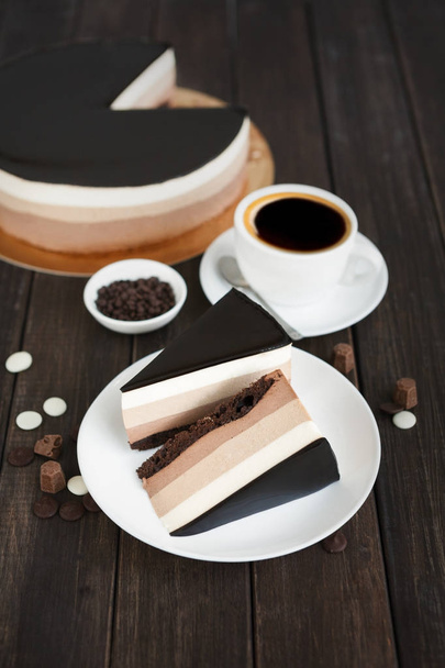 Τριπλό στρώμα μους κέικ σοκολάτας με γλάσο - Φωτογραφία, εικόνα