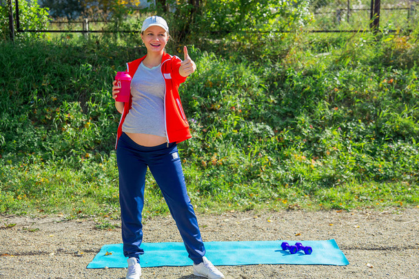 Pregnant women exercising - Foto, Imagen
