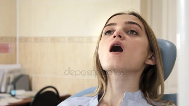 Κορίτσι με το στόμα ανοιχτό υπό την προεδρία οδοντίατρο - Πλάνα, βίντεο