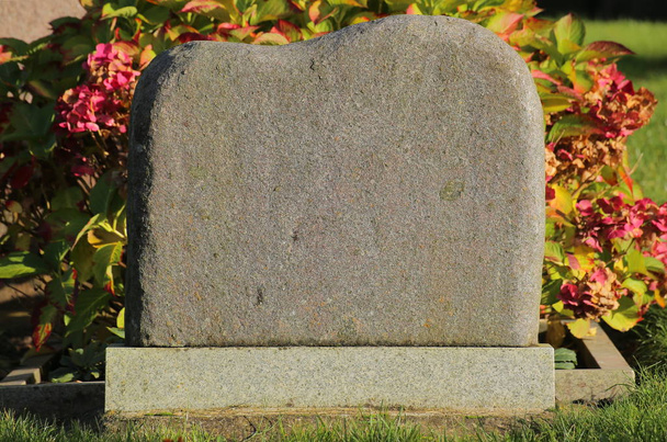 Grafsteen met zonlicht vanaf de rechterkant - Foto, afbeelding