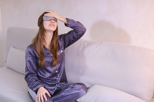 Пробудження жінки після сну в гарному настрої в спальні на дивані
 - Фото, зображення