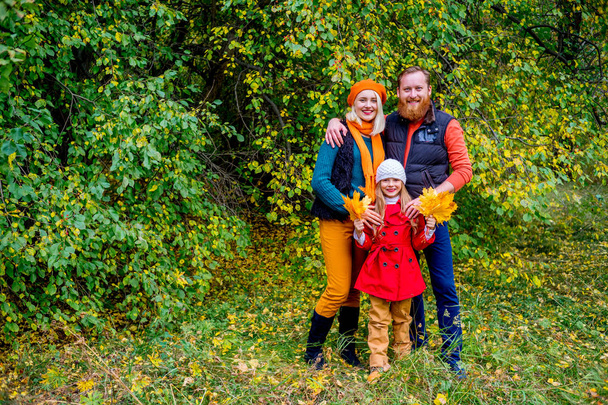 Family in an autumn park - Fotoğraf, Görsel