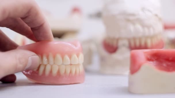 Fałszywych zębów przyciągania w laboratorium dentystycznym - Materiał filmowy, wideo