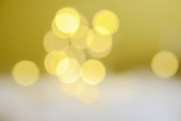 Αφηρημένη κίτρινο φόντο με Χριστουγεννιάτικα φώτα. - Φωτογραφία, εικόνα