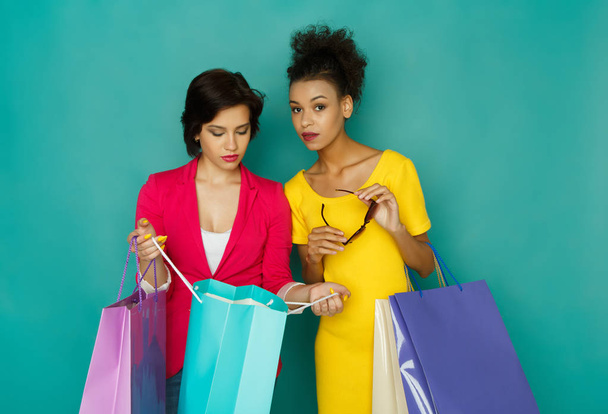 Garotas multiétnicas excitadas com sacos de compras
 - Foto, Imagem