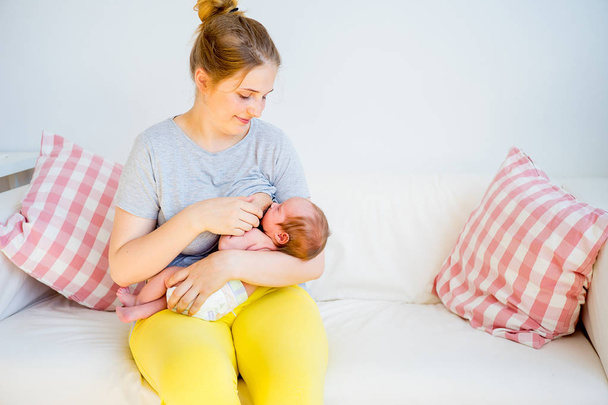 Mother breastfeeding her baby - Valokuva, kuva
