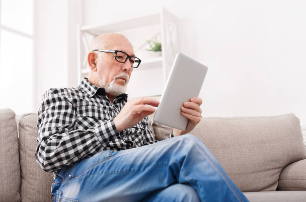 idősebb ember, olvasás Hírek, digitális tabletta - Fotó, kép