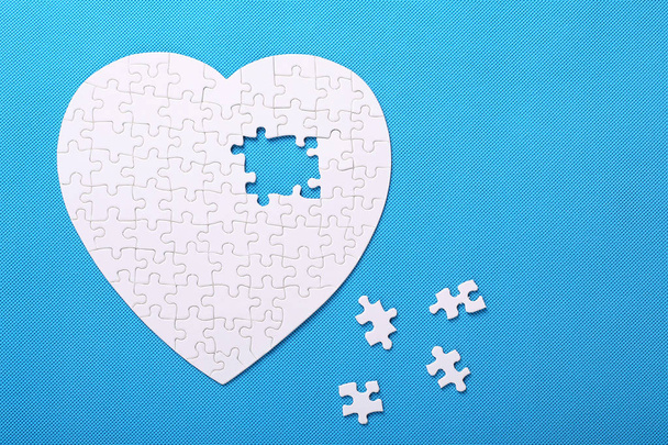 White details of a puzzle on a blue background. A puzzle is a pu - Foto, afbeelding
