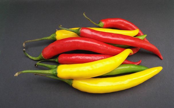 καυτερές πιπεριές τσίλι (Capsicum) ή καυτερές πιπεριές τσίλι ή λαχανικά για χορτοφάγους και χορτοφαγικά φαγητά - Φωτογραφία, εικόνα