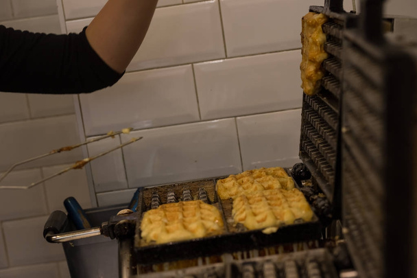 Cucinare waffle belgi in panetteria - sfondo cibo. Gaufres au sucre
 - Foto, immagini