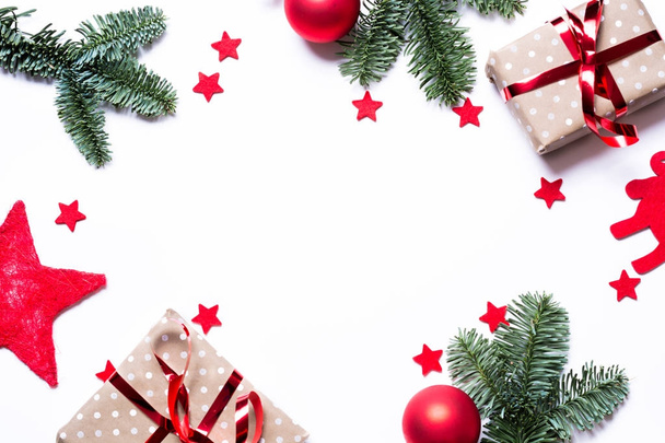 Різдвяний фон з подарунками червоних зірок гілок і ко
 - Фото, зображення