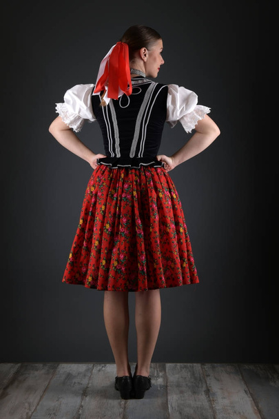 Giovane bella slovacca donna folklore in costume tradizionale
 - Foto, immagini
