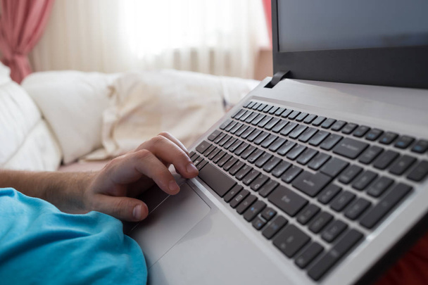 Чоловічі руки друкують на клавіатурі ноутбуків вдома. Чоловік переглядає інформацію в Інтернеті. Фріланс блог, він підтримує концепцію
. - Фото, зображення