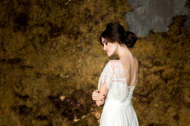 Novia de moda de boda con ramo en las manos
 - Foto, Imagen