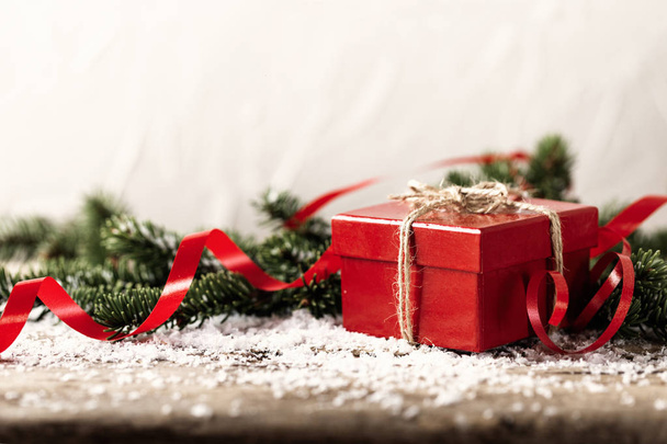 Coffret cadeau rouge sur fond en bois Noël Nouvel An com
 - Photo, image
