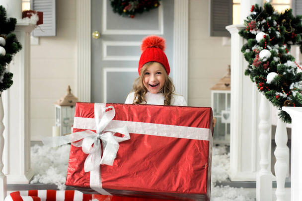 Mutlu kız büyük bir kutu bir hediye ile tutarak. Noel ve insanlar kavramı. - Fotoğraf, Görsel