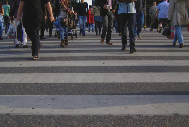 gente cruzando la calle en un cruce de cebra
 - Foto, Imagen