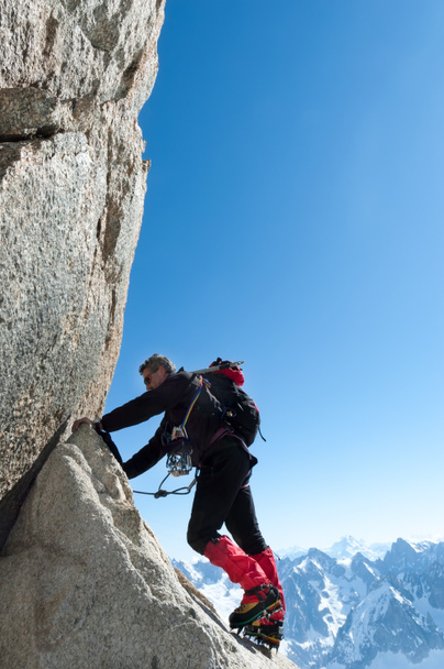 Kiipeän Chamonixiin. Kiipeilijä Aiguille du Midin kiviseinällä Mont Blancissa, Ranskassa
.  - Valokuva, kuva