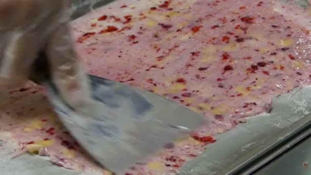 Kuchencreme wird mit einem mettalischen Spachtel von der Hand des Chefs geglättet - Filmmaterial, Video