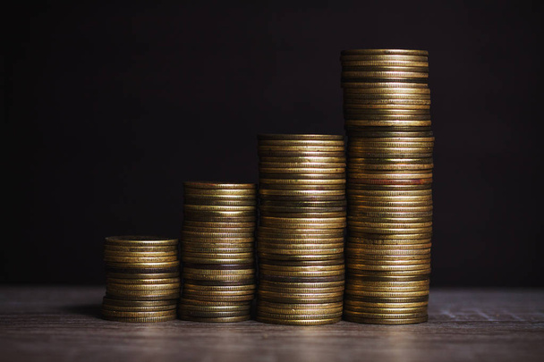 Крупним планом стопка монет з темним фоном, гроші, Фінанси
 - Фото, зображення
