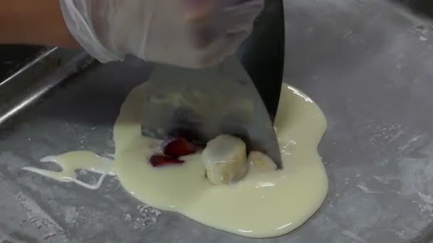 Fig i bananów są posiekane płatów na mleko skondensowane - Materiał filmowy, wideo