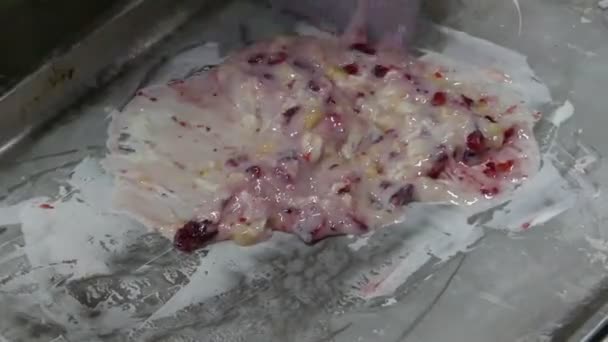 Dos espátulas cortan higos, plátano y leche condensada, haciendo nata
 - Imágenes, Vídeo