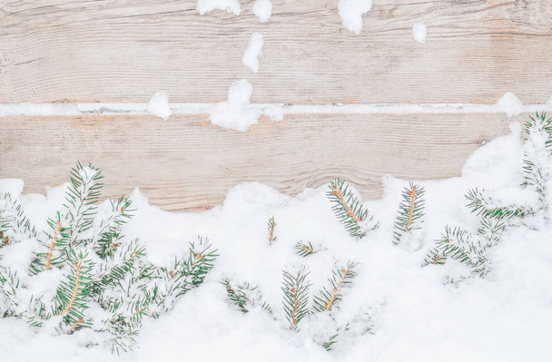 Χιονισμένο χριστουγεννιάτικο ξύλινο υπόβαθρο. Christmassnowy fir tree σύνορα - Φωτογραφία, εικόνα