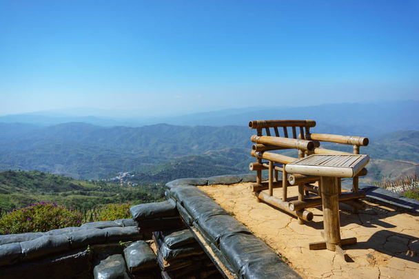 Дерев'яний стілець і стіл з бамбука на піку з видом на гори азіатські країни - Фото, зображення