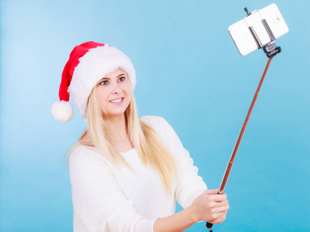 Woman in Santa hat taking Christmas selfie - Zdjęcie, obraz
