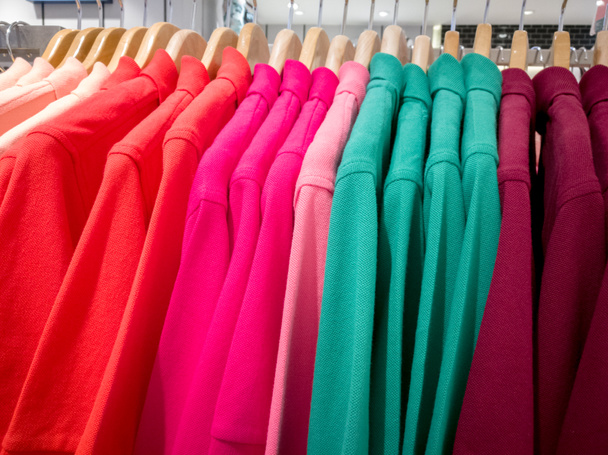 γραμμή του πολύχρωμο πουκάμισο σε εμπορικό κέντρο - Φωτογραφία, εικόνα