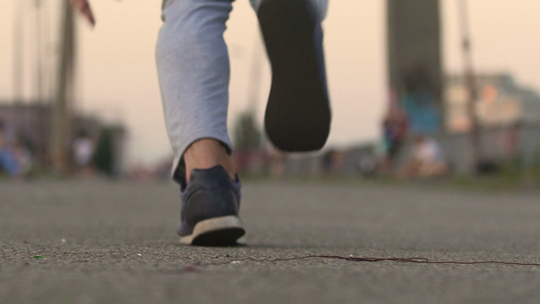 Zelfbewuste man begint te lopen op de marathon te bewijzen kracht en uithoudingsvermogen - Video