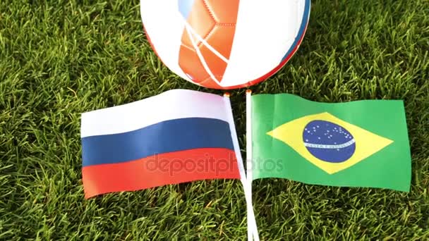 Jalkapallo ja Venäjän ja Brasilian liput. Jalkapallo, pallo nurmikolla, MM-kisat
. - Materiaali, video