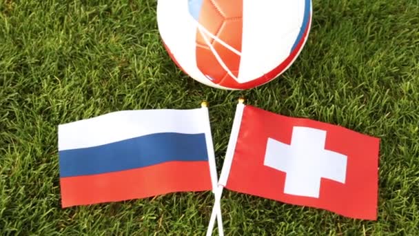 Bola de futebol e bandeiras da Rússia e Suíça. Futebol, bola na grama, Copa do Mundo
. - Filmagem, Vídeo