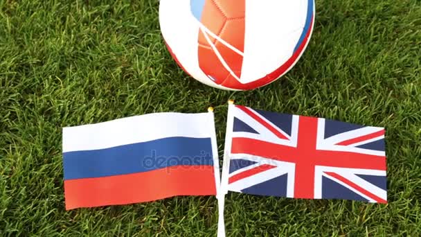 Jalkapallo ja Venäjän ja Yhdistyneen kuningaskunnan liput. Jalkapallo, pallo ruoholla, World Cup 2018
. - Materiaali, video