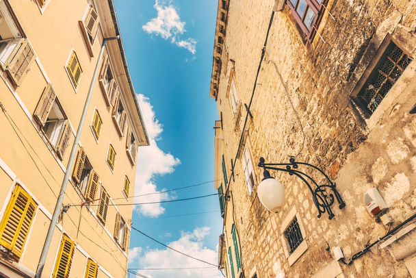 Calle vista de Sibenik, un destino turístico popular para la arquitectura histórica, calles estrechas de piedra en Croacia.Mayo 26,2017
 - Foto, Imagen