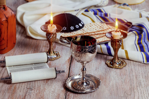 Shabbat Shalom - geleneksel Yahudi ritüel matzah, ekmek, - Fotoğraf, Görsel