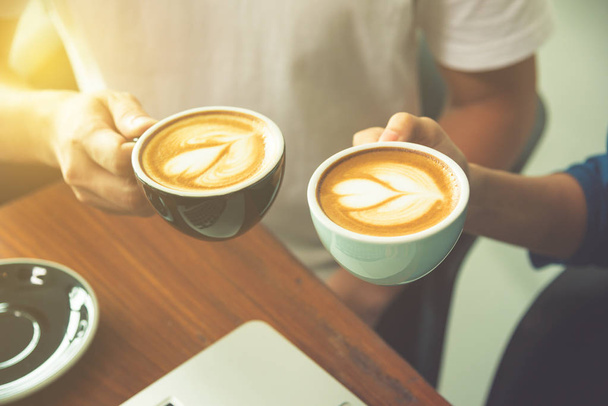 Coppia mani tenendo tazza di caffè con
  - Foto, immagini