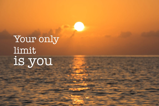 Inspiráló motiváció idézet, amely narancssárga naplemente - Fotó, kép