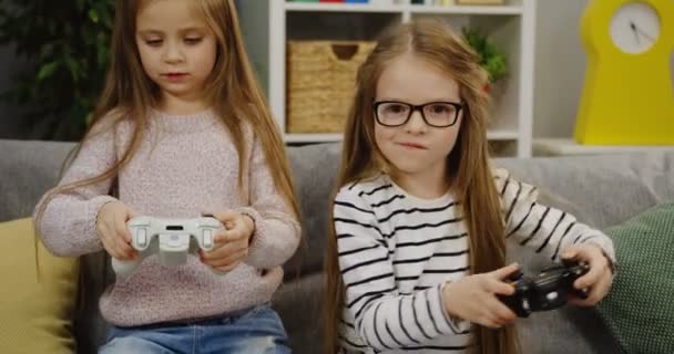 girls playing video games - Filmmaterial, Video