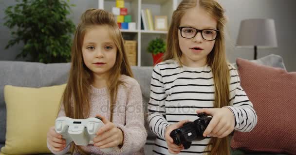 girls playing video games - Materiał filmowy, wideo