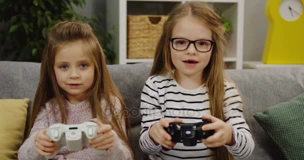 girls playing video games - Materiał filmowy, wideo