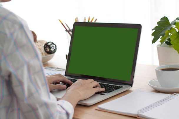 Olkapään yli laukaus nainen kirjoittaa tietokoneeseen kannettavan wi
 - Valokuva, kuva