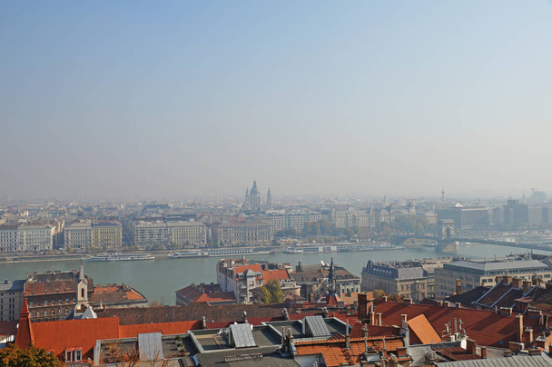 Панорама Будапешта. Вид здания Парламента Венгрии. Здание Парламента Венгрии. Дунай
.                      - Фото, изображение
