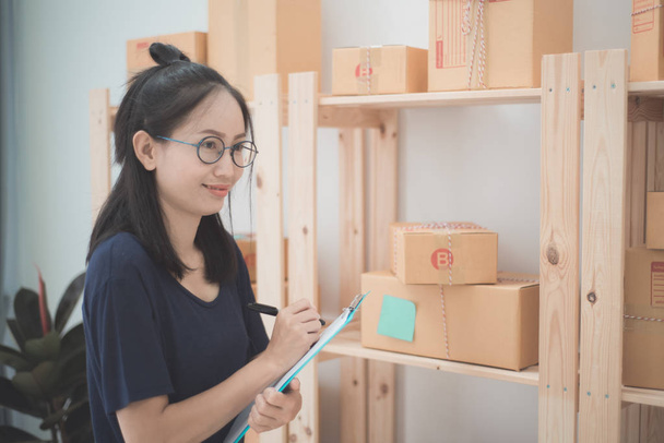 Jonge Aziatische vrouw thuis werken, jonge business start-up onlin - Foto, afbeelding