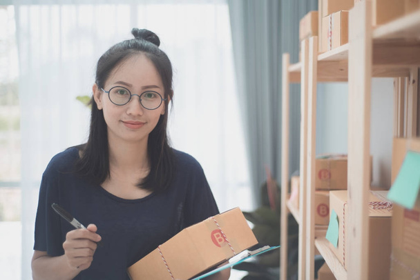 Fiatal ázsiai nő otthoni munkavégzés, fiatal üzleti start up onlin - Fotó, kép