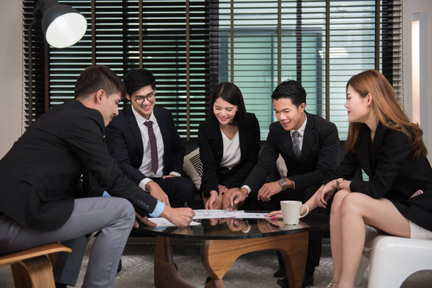 молодые профессионалы бизнеса, имеющие встречу в офисе, Рабочие
  - Фото, изображение